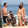 Flavio Tolezani, par de Grazi Massafera em 'Verdades Secretas', curtiu a praia do Leblon com a família na tarde deste domingo, 11 de outubro de 2015