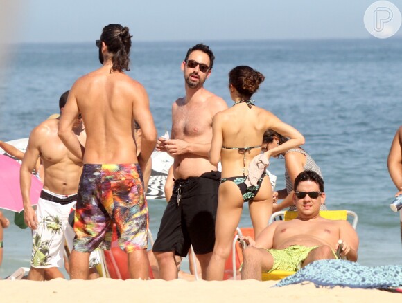 Flavio Tolezani, par de Grazi Massafera em 'Verdades Secretas', curtiu a praia do Leblon com a família na tarde deste domingo, 11 de outubro de 2015