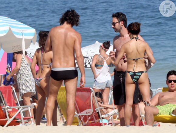 Flavio Tolezani, par de Grazi Massafera em 'Verdades Secretas', curtiu a praia do Leblon com a família na tarde deste domingo, 11 de outubro de 2015