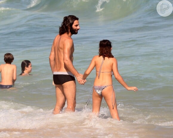 Flavio Tolezani se divertiu com a filha, Ana Clara, no mar