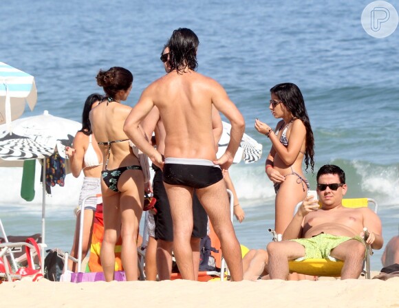 Flavio Tolezani, par de Grazi Massafera em 'Verdades Secretas', curtiu a praia do Leblon com a família na tarde deste domingo, 11 de outubro de 2015