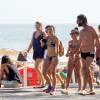 Flavio Tolezani, par de Grazi Massafera em 'Verdades Secretas', curtiu a praia do Leblon com a família na tarde deste domingo, 11 de outubro de 2015