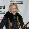 Madonna ganhou três Billboard Music Awards este ano e foi receber de meia arrastão