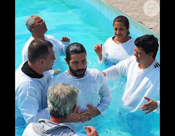 Sandro Pedroso é batizado e Jéssica Costa diz: 'Tem que ser de Deus para casar'