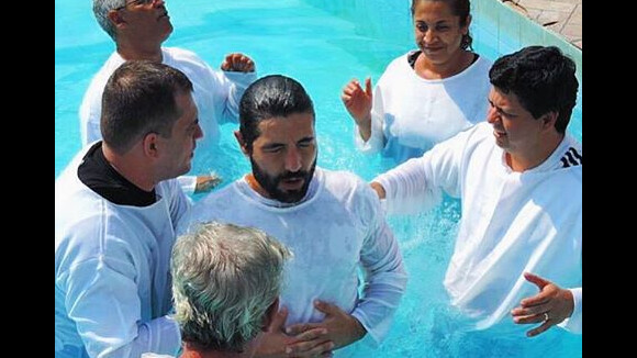 Sandro Pedroso é batizado e Jéssica Costa diz: 'Tem que ser de Deus para casar'