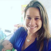Fernanda Gentil massageia o filho: 'Se a TV não der certo, parto pra shantala'