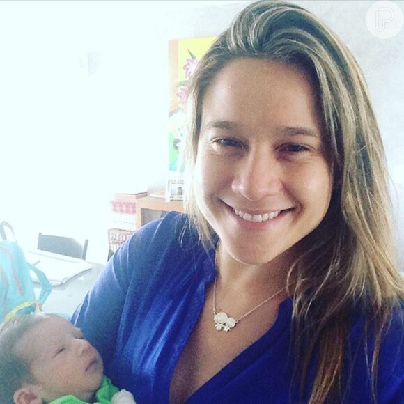 Fernanda Gentil fez uma massagem em seu filho nesta segunda-feira, 12 de outubro de 2015, e brincou: 'Se o lance de trabalhar na TV não der certo, eu parto pra shantala'