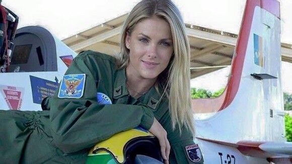 Boato na internet transforma Ana Hickmann em piloto do exército russo