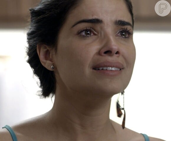 Desesperada, Tóia (Vanessa Giácomo) acusa Juliano (Cauã Reymond) de ser o assassino de Djanira (Cássia Kis), na novela 'A Regra do Jogo'