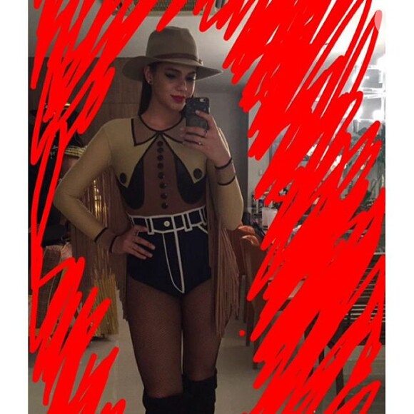 Bruna Marquezine escolheu fantasia de cowgirl sexy para festa de aniversário do produtor Leo Fuchs, no Rio, nesta terça-feira, 13 de outubro de 2015
