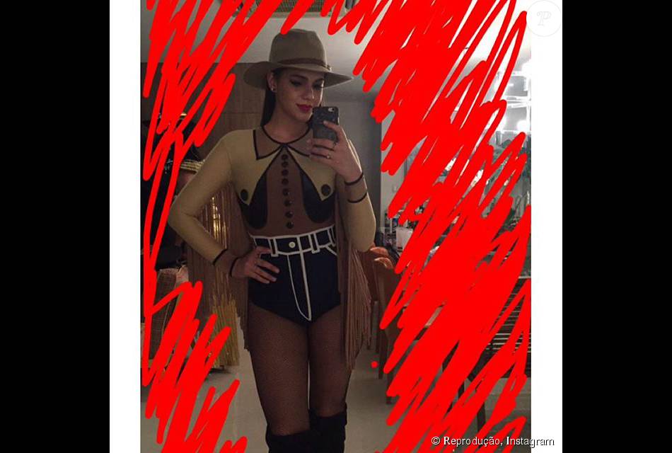 Bruna Marquezine escolheu fantasia de cowgirl sexy para festa de aniversário do produtor Leo Fuchs, no Rio, nesta terça-feira, 13 de outubro de 2015