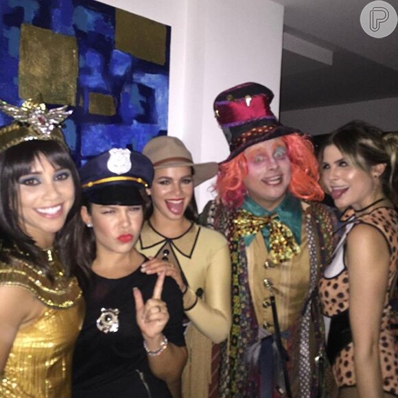 Bruna Marquezine e Fernanda Souza se divertem em festa a fantasia em comemoração ao aniversário do produtor Leo Fuchs, no Rio, nesta terça-feira, 13 de outubro de 2015
