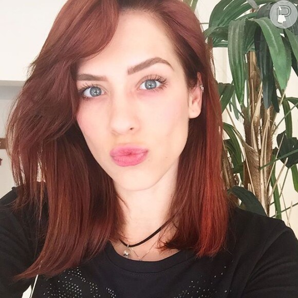 Recentemente, a atriz tingiu os cabelos de vermelho durante a Semana de Moda de Paris