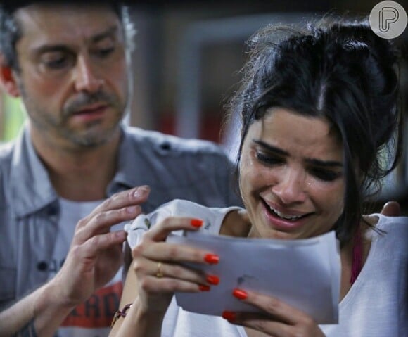 Romero (Alexandre Nero) conta a Toia (Vanessa Giácomo) que ela perdeu os pais no massacre de Seropédica, quando o casal foi assassinado por Zé Maria (Tony Ramos), na novela 'A Regra do Jogo'