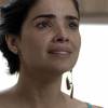 Toia (Vanessa Giácomo) se desespera com a morte de Djanira (Cássia Kis), sua mãe adotiva, no dia de seu casamento, na novela 'A Regra do Jogo'