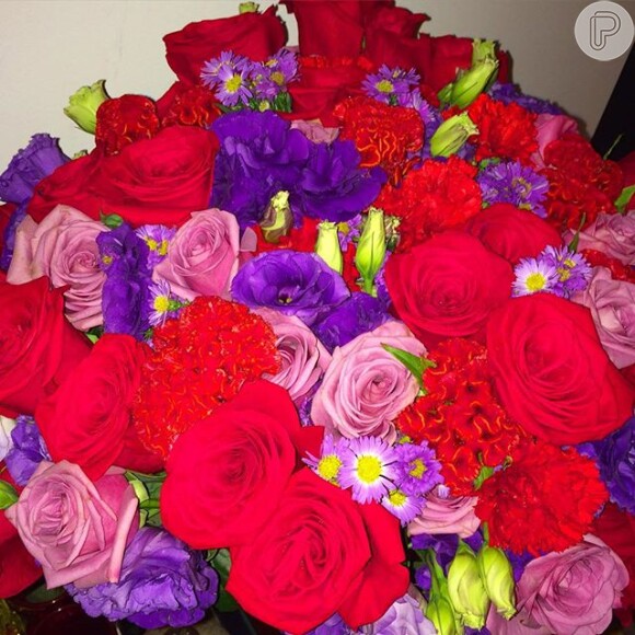 De acordo com o colunista Léo Dias, as flores que a atriz postou em seu Instagram teriam sido mandadas pelo deputado