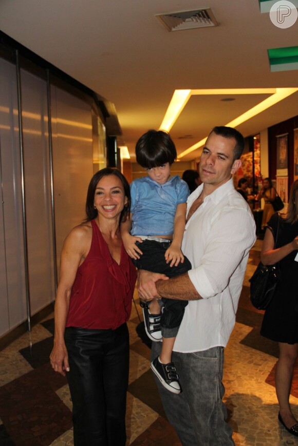 Carla Marins posa com o filho, Leon, e o marido Hugo Baltazar na estreia de Giulia Costa na peça 'Era uma Vez - O Musical'