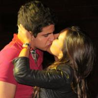 Enzo Celulari, filho de Claudia Raia, beija morena em show na Zona Sul do Rio