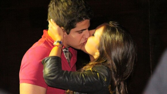 Enzo Celulari, filho de Claudia Raia, beija morena em show na Zona Sul do Rio