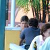 Do lado de fora do restaurante, os dois comeram e conversaram sentados um de frente para o outro