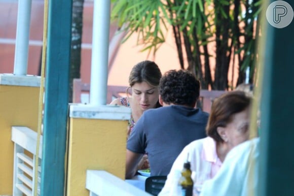 Do lado de fora do restaurante, os dois comeram e conversaram sentados um de frente para o outro