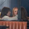Lea Michele sai com amigas após a morte de Cory Monteith