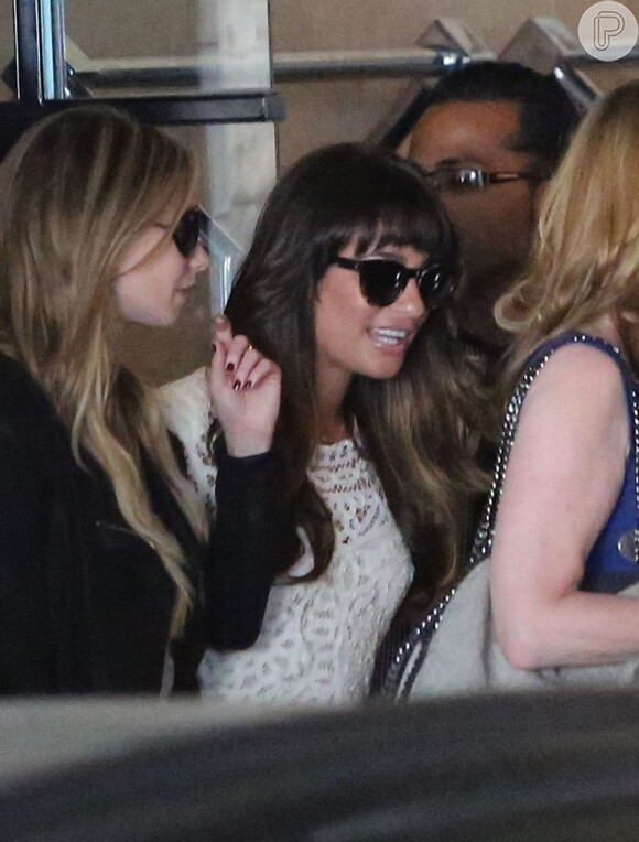 Lea Michele chegou ao local usando óculos escuros