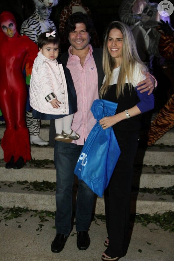 Paulo Ricardo posa com Isabela e a mulher, Gabriela Verdeja, no aniversário de Vittorio