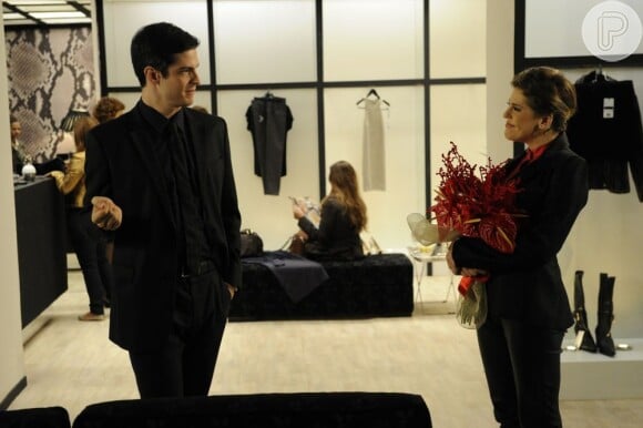 Edith (Bárbara Paz) se vinga de Félix (Mateus Solano) e aproveita para conseguir joias de presente, em 'Amor à Vida'