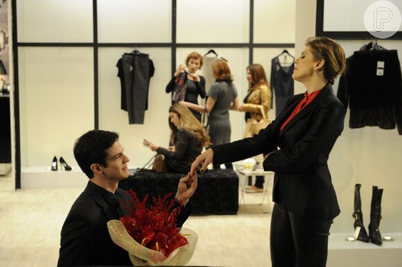 Félix (Mateus Solano) se ajoelha e implora que Edith (Bárbara Paz) volte para ele, em 'Amor à Vida', em 8 de agosto de 2013