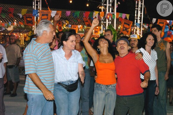 Em 2005, na série 'Carga Pesada', Vera interpretou Catarina. Nessa foto sua personagem está com Anise (Sheila Matos), Pedro (Antônio Fagundes) e Bino (Stênio Garcia )