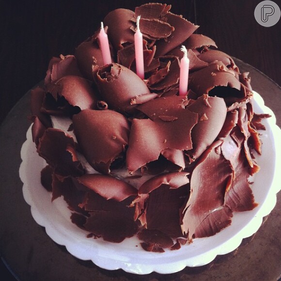 Antonia Morais completa 21 anos e publica foto de bolo de chocolate no Instagram