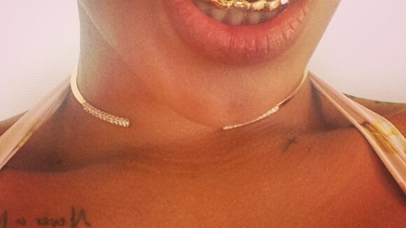 Rihanna coloca acessório dentário de ouro em forma de arma