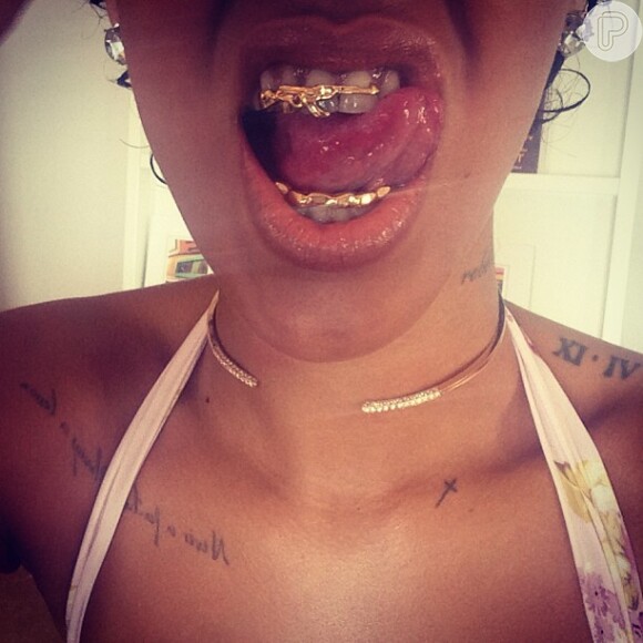 Rihanna coloca acessório dentário em forma de arma