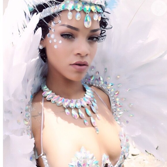 Rihanna se veste de passista para curtir o Carnaval de Barbados
