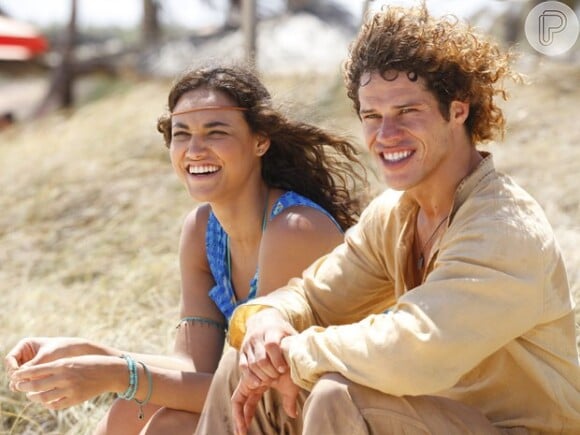 Candinho (José Loreto) e Taís (Débora Nascimento) se tornam par romântico em 'Flor do Caribe', em agosto de 2013