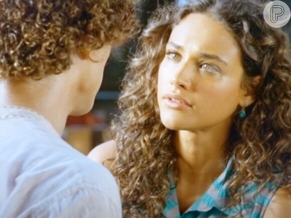 Taís (Débora Nascimento) aconselha Candinho (José Loreto) a não contar que é filho de Dionísio (Sérgio Mamberti) para ele, em cena de 'Flor do Caribe'