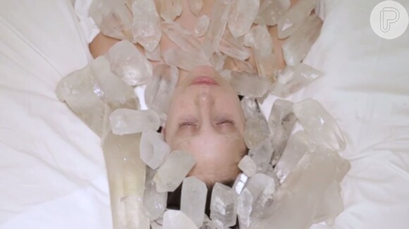 Lady Gaga participa de projeto 'The Abramovic Method', da artista sérvia Marina Abramovic, no qual fica nua e realiza exercícios de meditação. A cantora passou três dias em retiro para filmar o vídeo