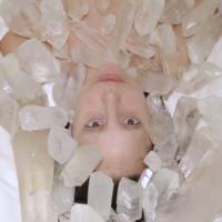 Lady Gaga exibe o corpo nu em vídeo de meditação: 'Experiência física e mental'