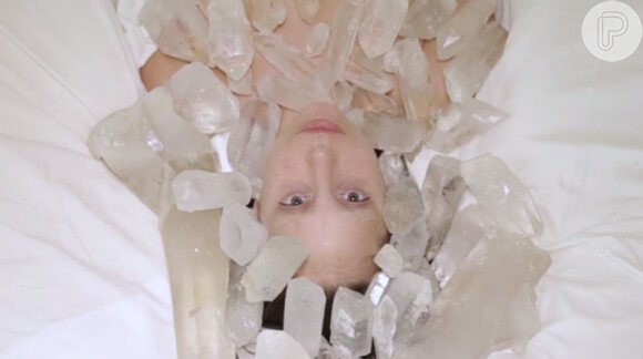 Lady Gaga aparece totalmente nua em vídeo de 'The Abramovic Method', projeto da profissional Marina Abramovic