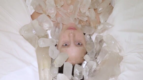 Lady Gaga exibe o corpo nu em vídeo de meditação: 'Experiência física e mental'