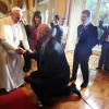 Durante a visita do Papa Francisco ao Brasil, Oscar se encontrou com o pontífice e se ajoelhou aos pés dele