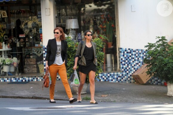 As atrizes Bruna Marquezine e Julia Lemmertz estiveram em um restaurante no Leblon, nesta quinta-feira 8 de agosto de 2013