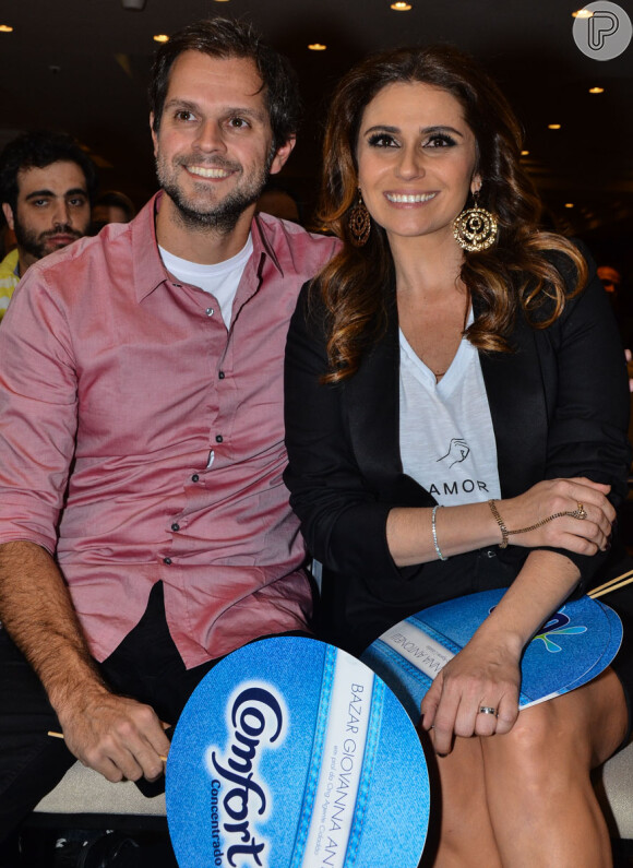 Giovanna Antonelli e o marido, Leonardo Nogueira, são fotografados em bazar beneficente promovido pela atriz