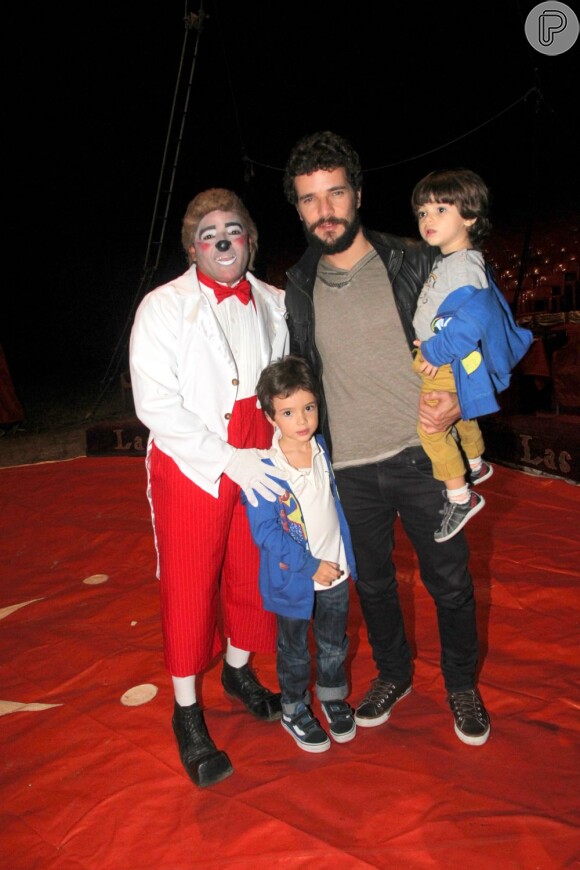 O ator Daniel de Oliveira e seus filhos com a atriz Vanessa Giácomo, Raul e Moisés