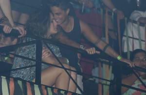 Thammy Miranda curte show em clima de romance com a namorada