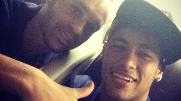 Neymar retorna a Barcelona e elogia o companheiro de clube Iniesta: 'Gênio'