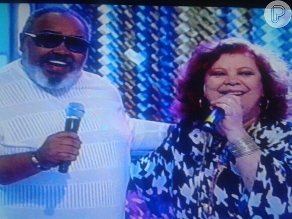 Beth Carvalho canta ao lado de Jorge Aragão a música 'Vou Festejar'