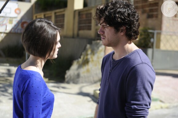 Na trama, Giane (Isabelle Drummond) é apaixonada pelo amigo Bento (Marco Pigossi) e desaprova o relacionamento do florista com Amora (Sophie Charlotte)