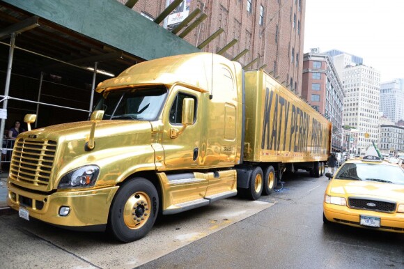 Katy Perry está cruzando os Estados Unidos com um caminhão dourado para divulgar seu novo álbum, 'Prism'